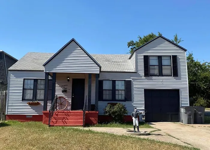 Midtown 2 Bedroom Cozy Charming Home Sleeps 6